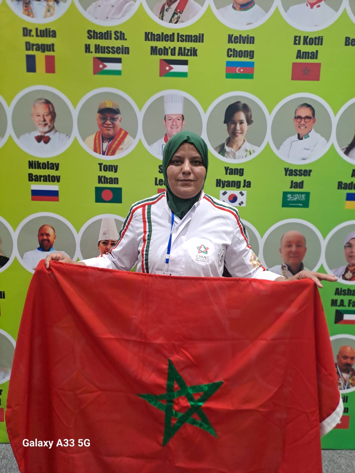 فاطمة مع علم المغرب